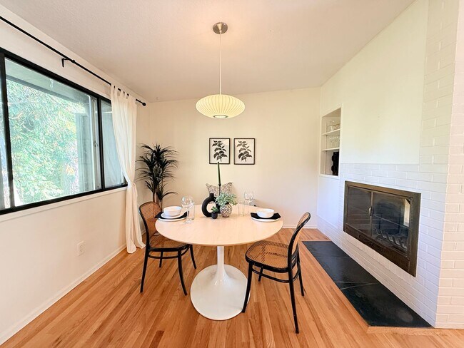 Building Photo - Charming 2 Bedroom Condo in SW Portland!