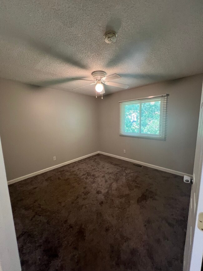 Building Photo - 1060 80th Ave N