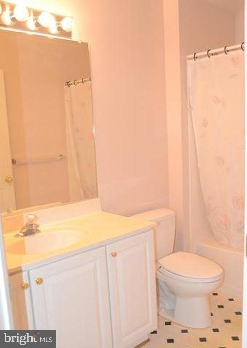 Building Photo - 21323 Village Green Cir