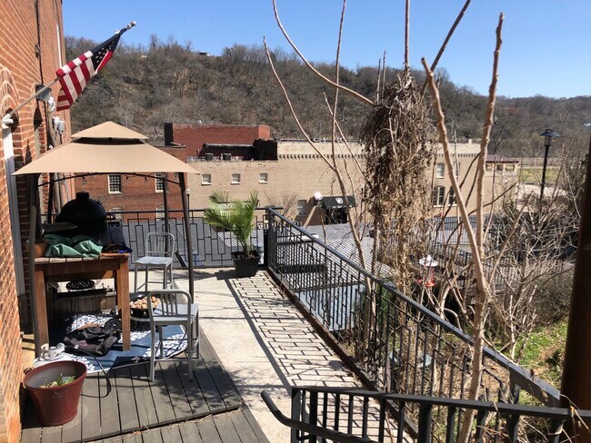 1 bedroom apartment is available now on the riverfront 1009 Jefferson str. The location is ideal fo - 1009 Jefferson St