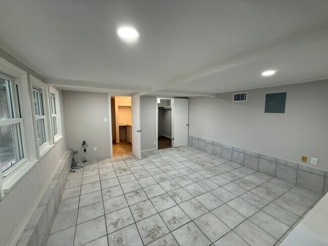 Building Photo - La Cañada Schools-  Family Home - Natural Hardwood, 2 car attached garage, Central A/C, New Appli...