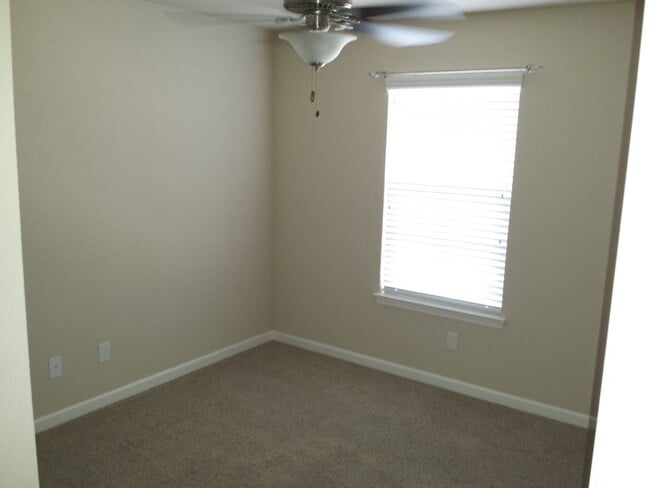Building Photo - Townhouse In Prime Location