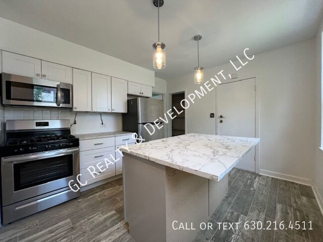 Building Photo - ***RIVERSIDE 1ST FLOOR UNIT / 2 BDRM - 1 B...