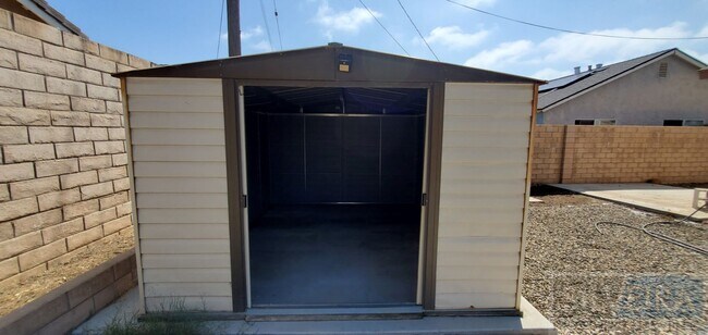 Building Photo - A Comfortable Home awaits the right Tenant!