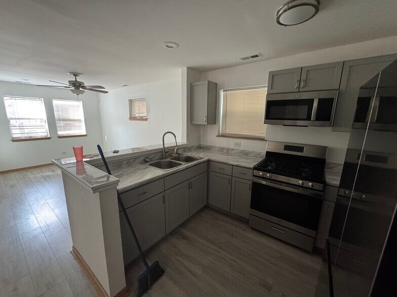 Building Photo - 7653 S Green St