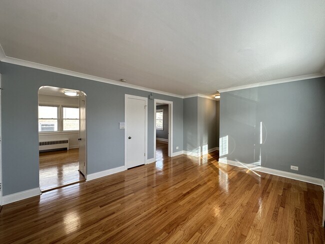 Building Photo - 2750 W North Shore Ave