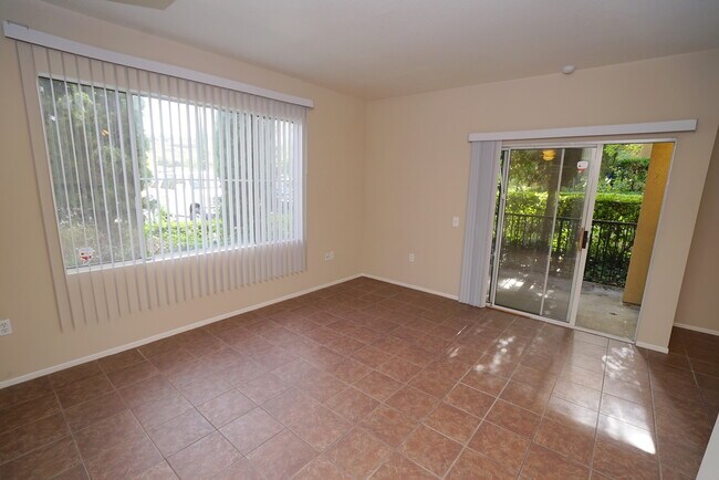 Building Photo - Bordeaux 1 + 1 Condo in Santa Clarita!