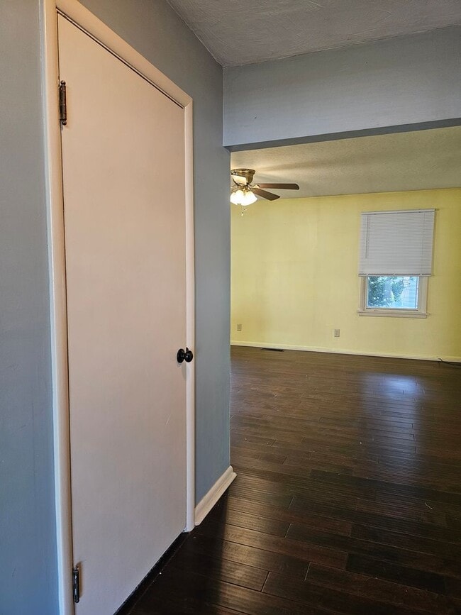 Building Photo - Cozy Fostoria Home