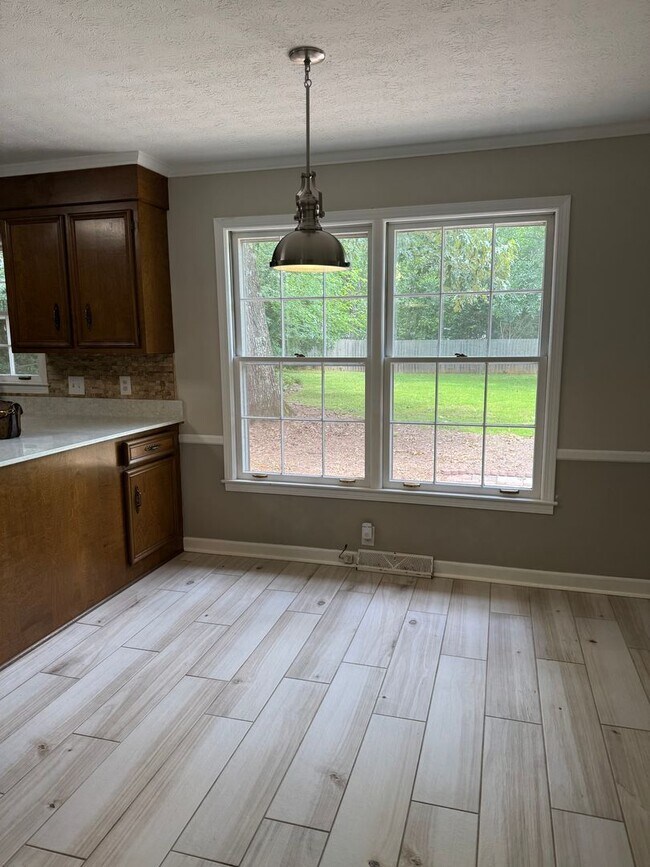 Building Photo - 4 Bedroom with fenced in yard!