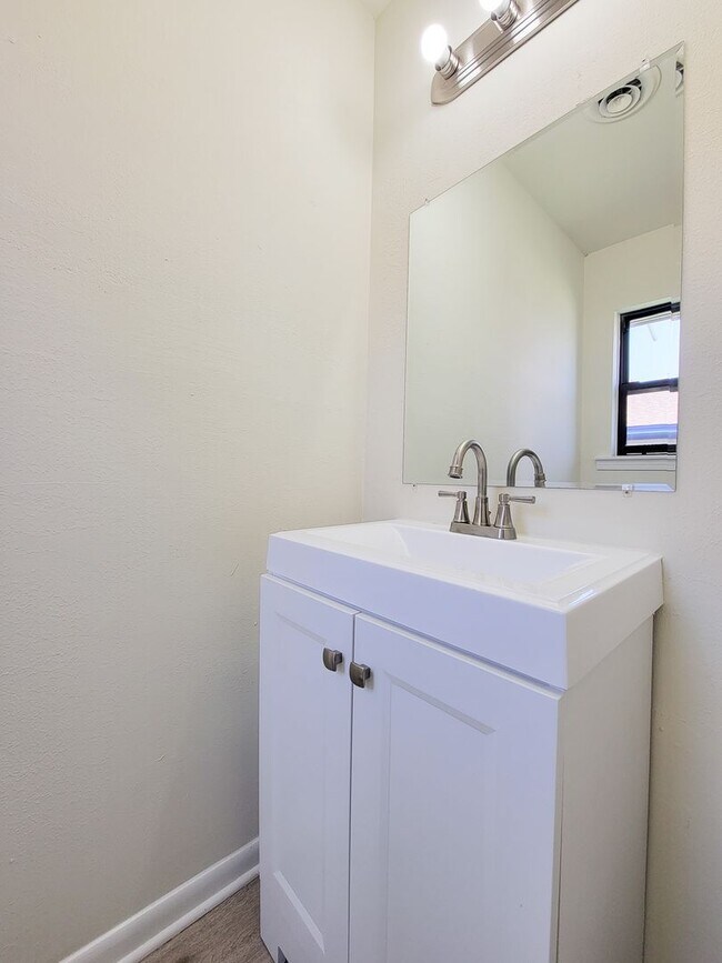 Building Photo - BEAUTIFUL REMODELED 4 BEDROOM 2 BATH HOME IN LAKE JACKSON, TEXAS