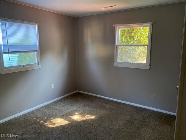 Building Photo - 1060 Park Ave NE