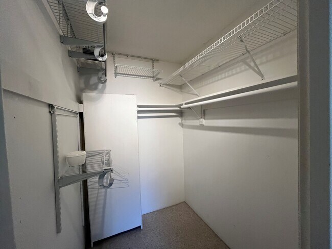 Building Photo - 995 La Guna Dr