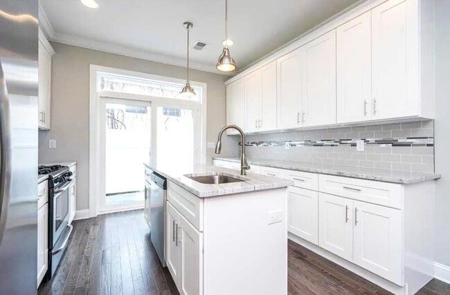 Building Photo - Gorgeous 3-Bedroom Townhome with Finished Basement and Rooftop Deck! Available mid-June!