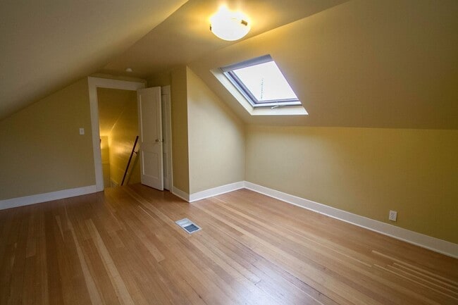 Building Photo - Beautiful Maple Leaf Home