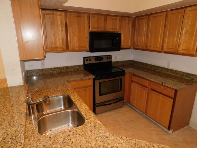 Building Photo - Large 2 Bed 2 Bath Fully Updated Condo, Ne...