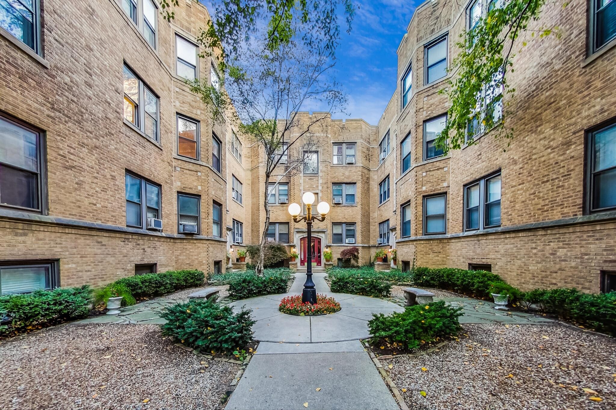Building Photo - 540 W Cornelia Ave