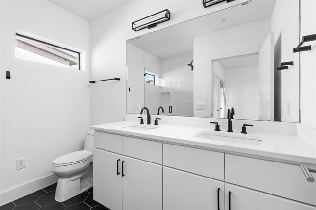 Building Photo - 1128 Chicon St