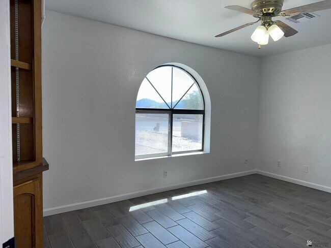 Building Photo - 10636 S Del Vista Dr