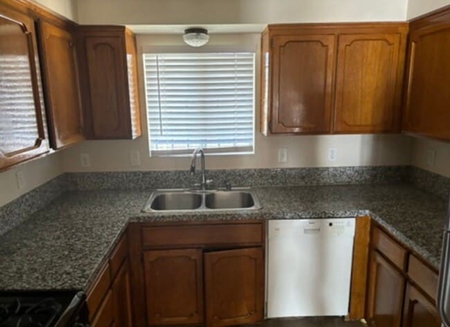 Building Photo - 2 bedrooms 2 baths duplex in El Cajon