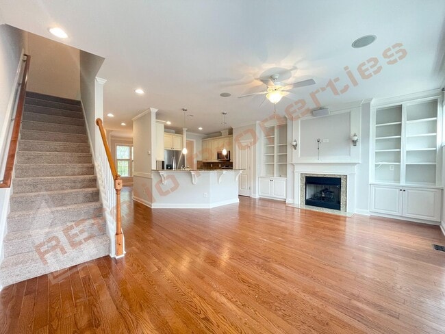 Building Photo - Great layout!Fresh Paint & New Carpet! Spa...