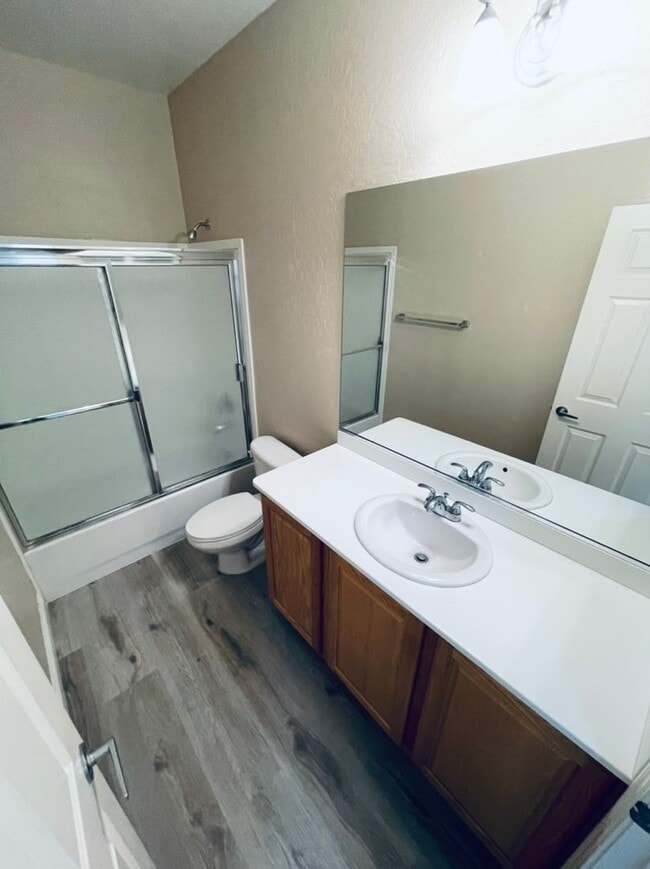 Building Photo - Charming 3 Bedroom in 55+ Solera, Laminate...