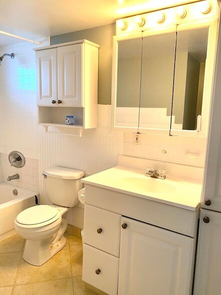 Building Photo - 1407 NE 56th St