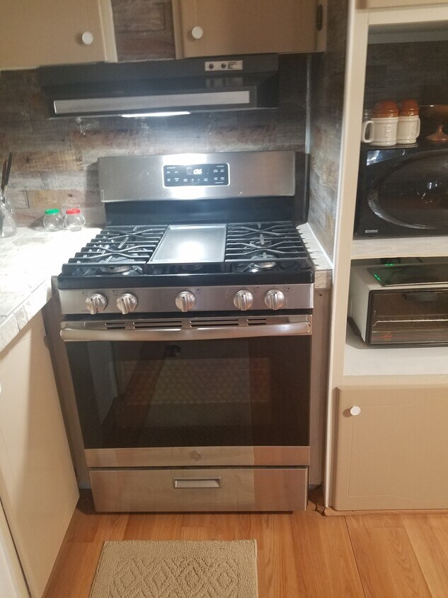 gas stove - 30531 Francis St