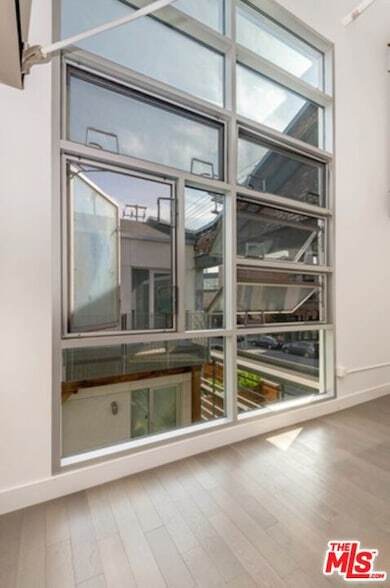 Building Photo - 527 Molino St