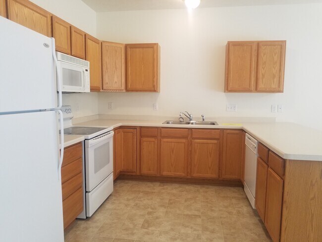 Building Photo - Beautiful spacious main floor living! NW R...