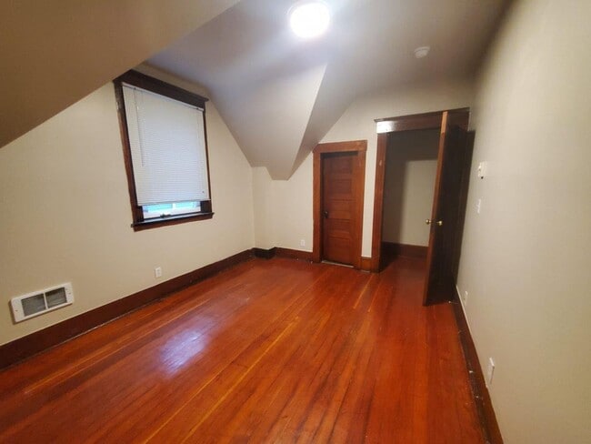Building Photo - Charming 4 Bedroom + Bonus - 1 Bath Unit in University District