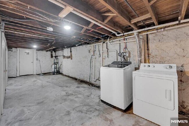 Building Photo - Renovated Modern 2 Bedroom -  No Fee