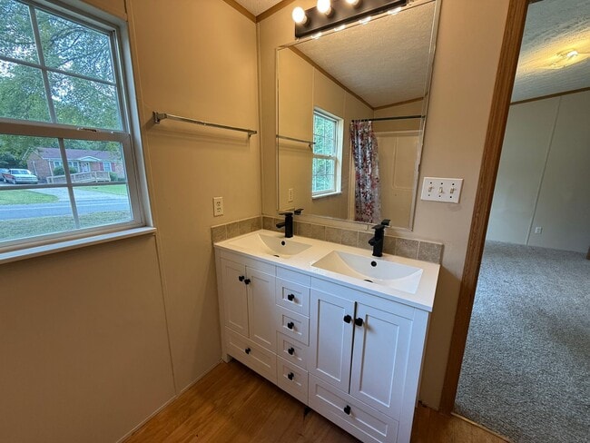 Building Photo - 3bed/2ba Single Family Home