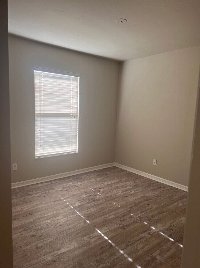 Building Photo - Lovely Home in Central Location