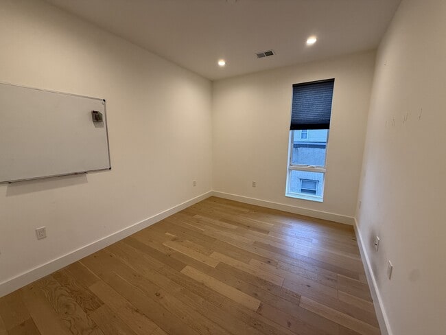 Building Photo - 946 Saratoga St