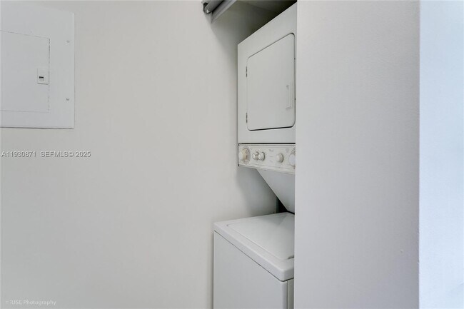 Building Photo - 5900 Collins Ave