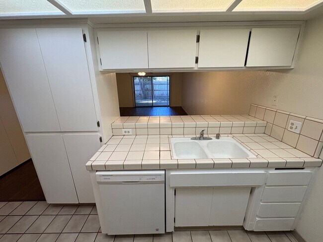 Building Photo - NW Condo Near Shopping Center Available Now!