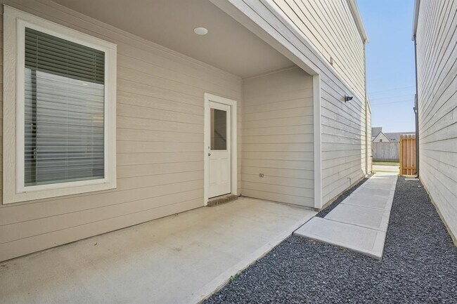 Building Photo - 28014 Monaco St