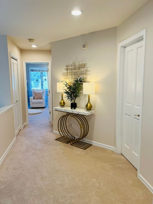 Building Photo - Beautiful and Spacious 3BD + Den