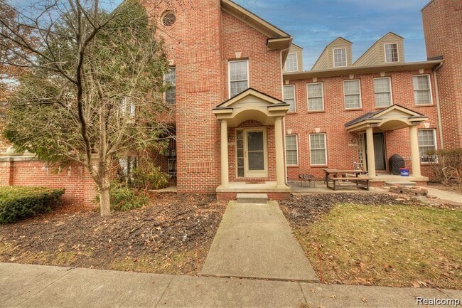 Primary Photo - 137 Village Way