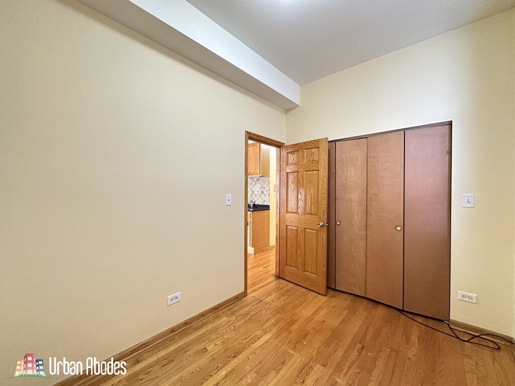 Building Photo - 2136 W Chicago Ave