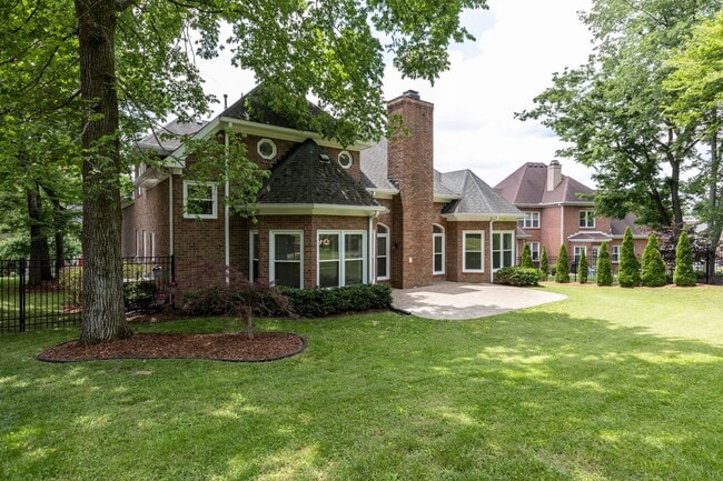 Building Photo - AVAILABLE NOW!-- Walk to Kenrose and Raven...