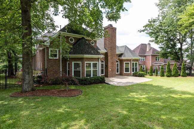 Building Photo - COMING SOON!-- Walk to Kenrose and Ravenwood!