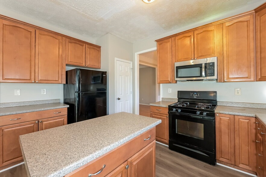 Building Photo - 700 Ashton Ln