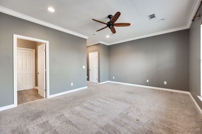 Building Photo - Awesome 2BE/2.5BA in the Pristine Park at ...