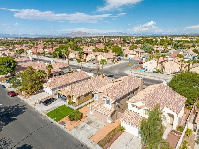 Building Photo - SE!!  Windmill and 215!! Newly remodeled!! All Tile Floors down stairs!! Low Maintenance Desert L...