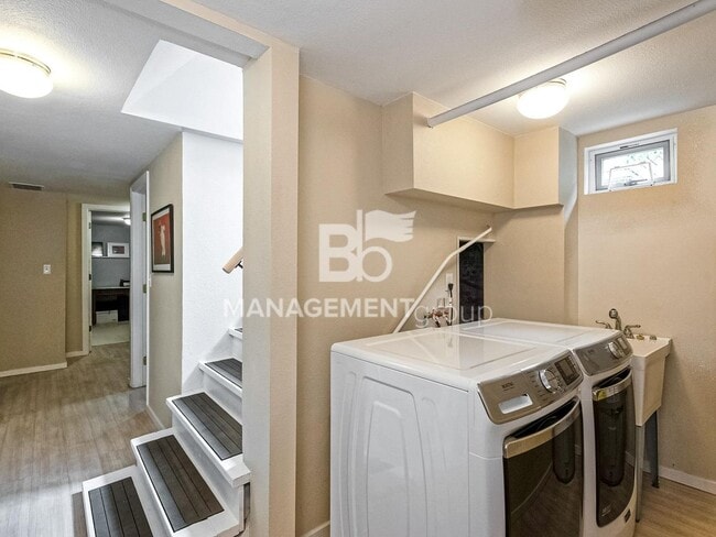 Building Photo - Light & Bright Modern Daylight Ranch Loaded with Updates! Walking Distance to Kennedy School!!!!