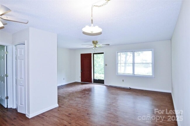 Building Photo - 3711 Dorothys Ln