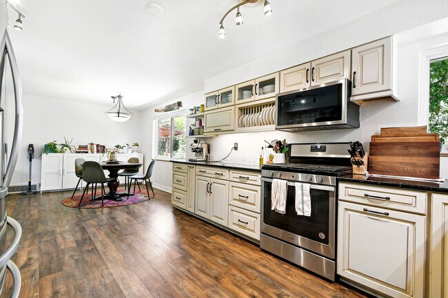 Building Photo - Fabulous 4 BR 3 bath home with fenced back...