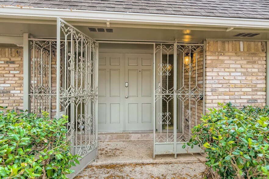 Building Photo - Gorgeous San Antonio home with large backy...