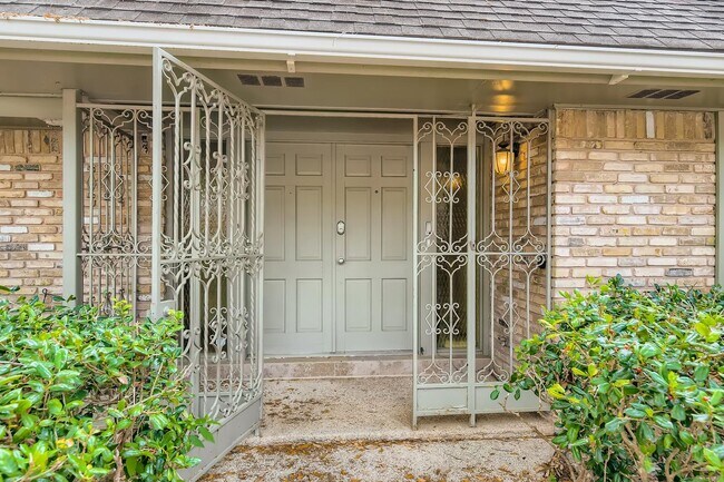 Building Photo - Gorgeous San Antonio home with large backy...